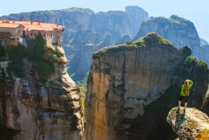 Athens: Meteora Day Trip in Spanish with Live Guide & Lunch