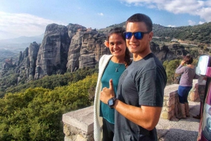 Athens: Meteora Day Trip in Spanish with Live Guide & Lunch