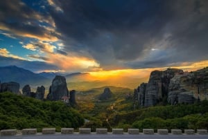 Ateena: Meteoran luostarit ja luolat päiväretki ja lounasvaihtoehto