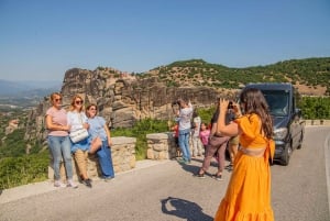 Atene: Escursione di un giorno ai monasteri e alle grotte di Meteora e opzione pranzo