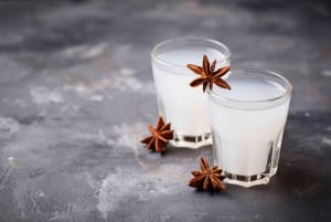 アテネ：ブレトス プラカでのウーゾ テイスティング