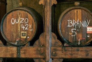 アテネ：ブレトス プラカでのウーゾ テイスティング