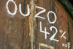 アテネ：ブレトス プラカでのウーゾ テイスティング