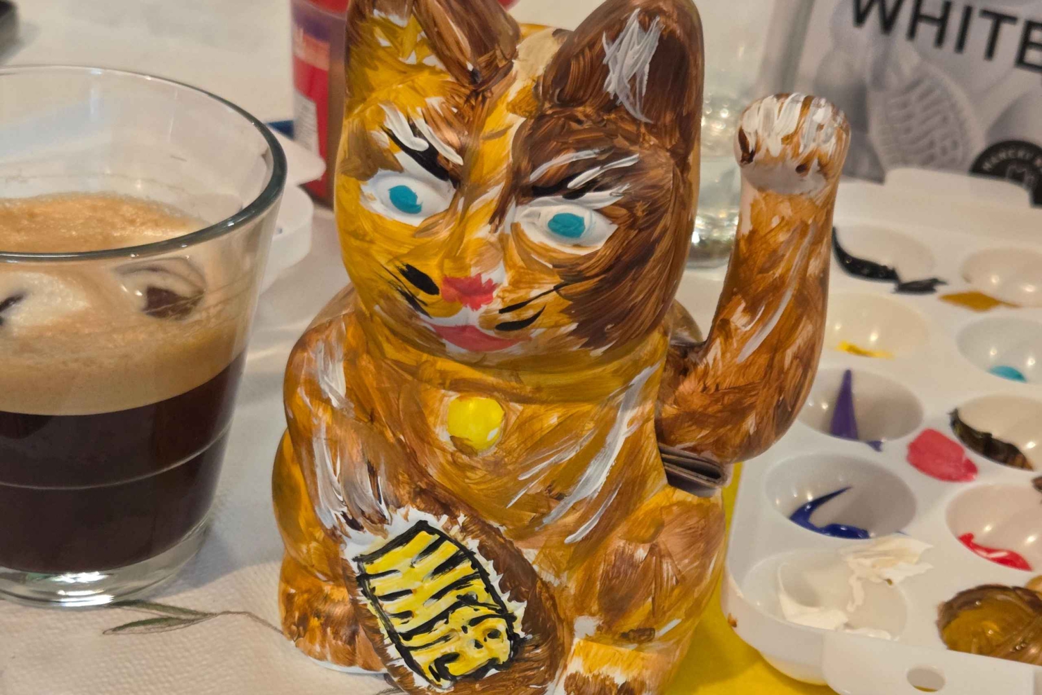 Athene: Schilder je eigen Maneki Neko in Cat Cafe