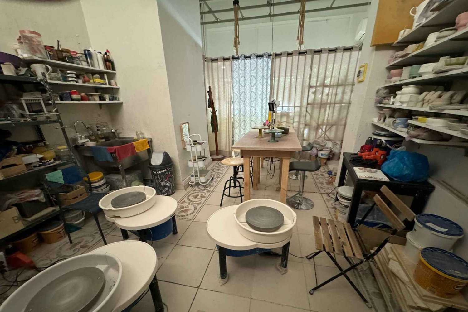 Athene: Les pottenbakkerswiel en mok schilderen