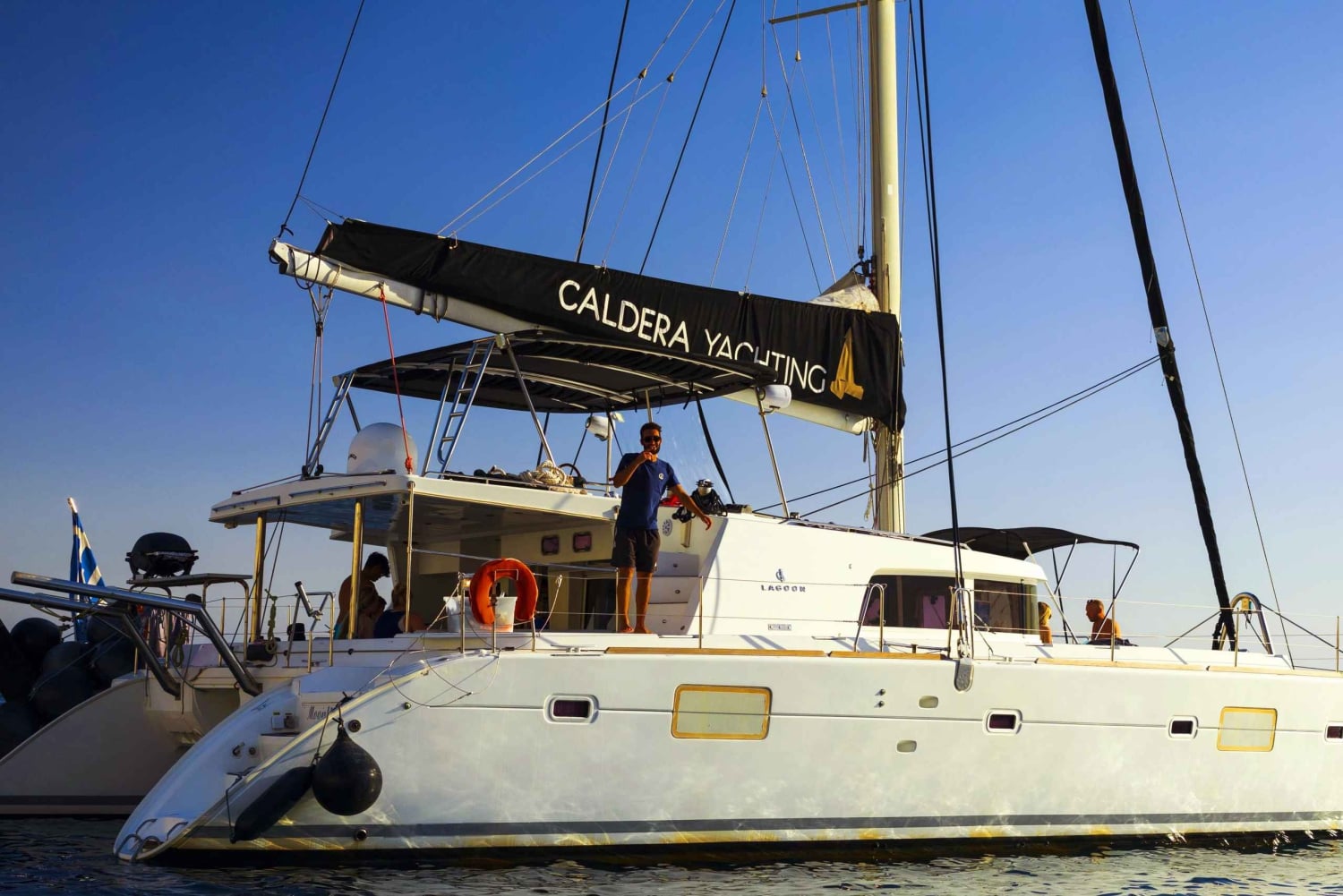 Atenas: crucero privado en catamarán con barbacoa, barra libre y traslado