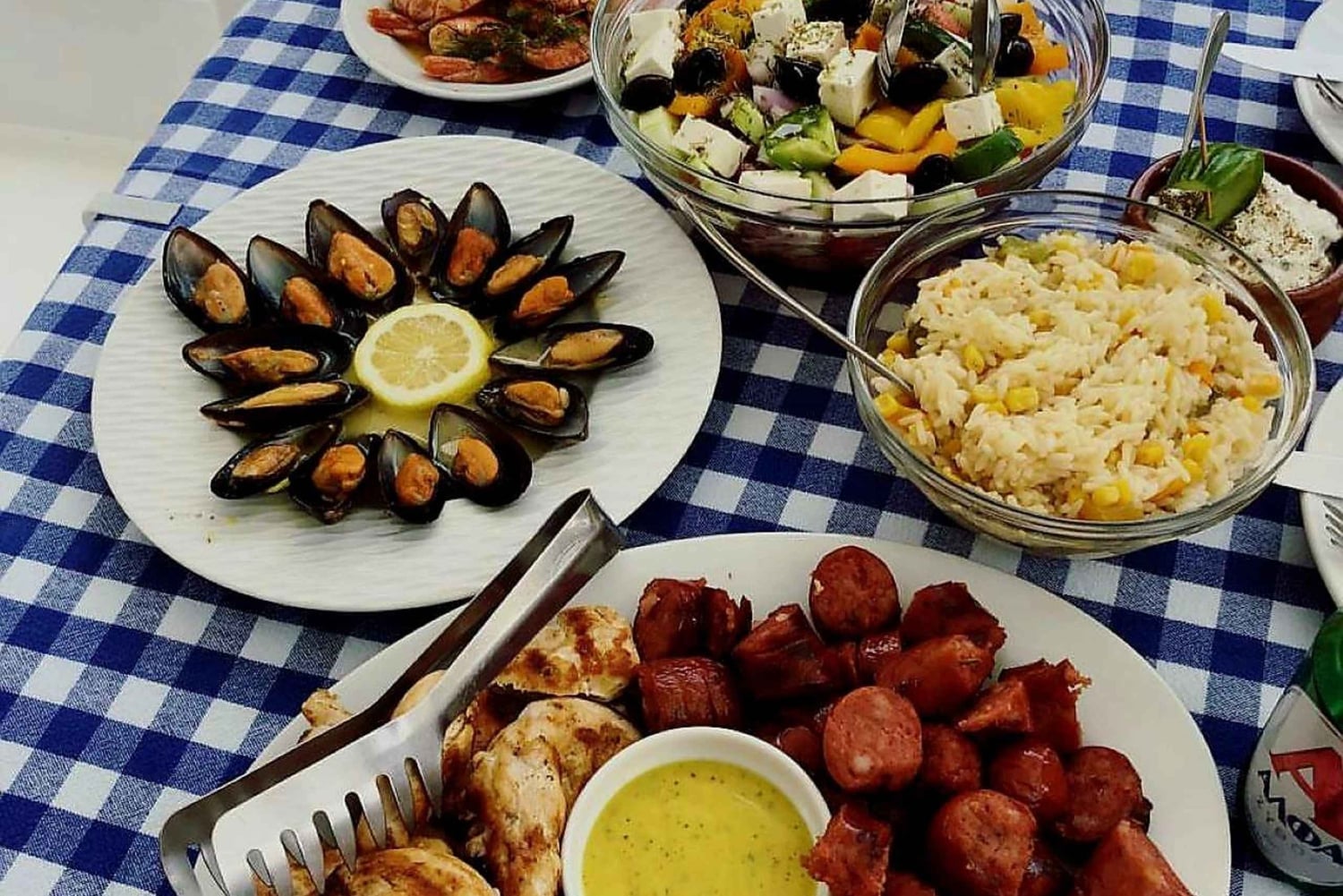 Atenas: crucero privado en catamarán con barbacoa, barra libre y traslado