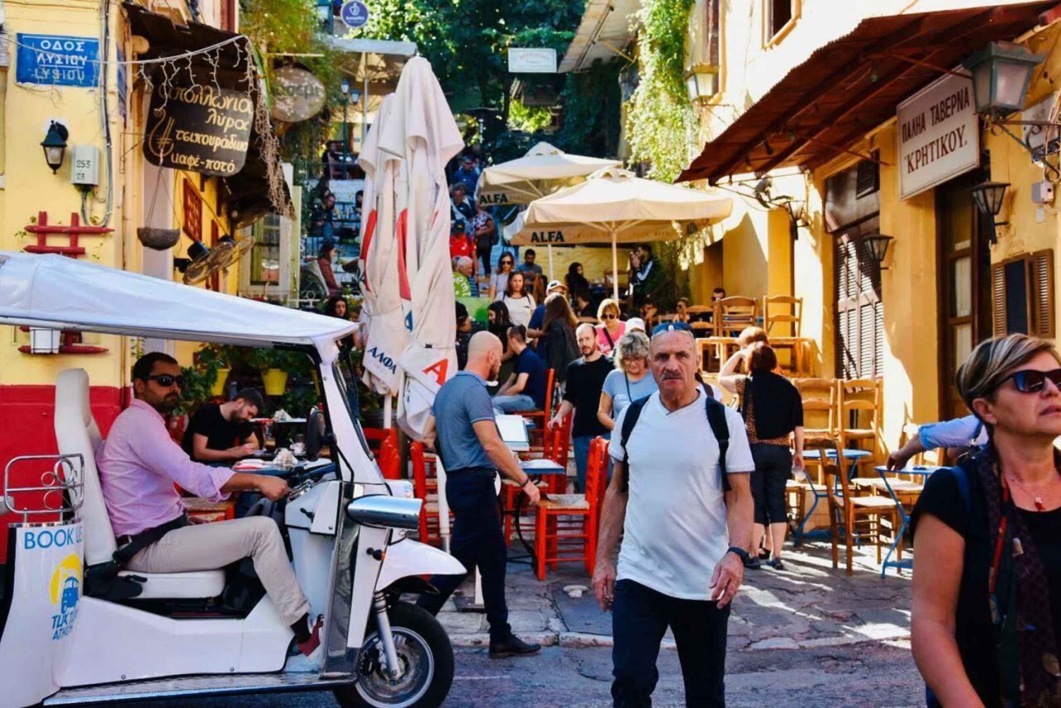 Atene: giro turistico serale privato in tuk-tuk elettrico