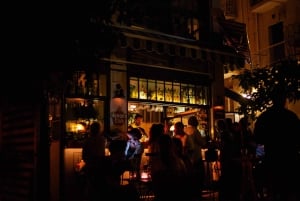 Atenas: excursão noturna privada com bebidas e lanches em Koukaki