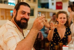 Atenas: excursão noturna privada com bebidas e lanches em Koukaki