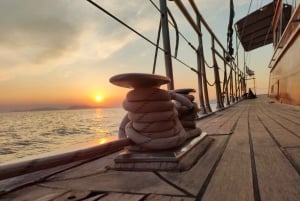Athen: 3-timers solnedgangscruise med svømmetur, snacks og drikke