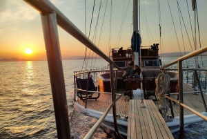 Athens: Sunset Cruise with Snacks and Drinks