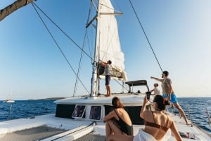 Atenas: Cruzeiro de catamarã pela Riviera com refeição e bebidas