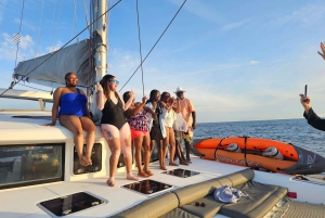 Athènes : Excursion en catamaran sur la Riviera avec repas et boissons
