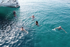 Atenas: Excursión en Catamarán por la Riviera con Comida y Bebidas Frescas