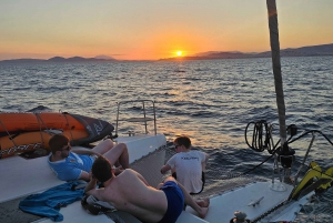 Atenas: Excursión en Catamarán por la Riviera con Comida y Bebidas Frescas