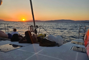 Atenas: Excursión en Catamarán por la Riviera con Comida y Bebidas Frescas