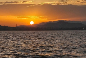 Atenas: Excursión en Catamarán por la Riviera con Comida y Bebidas Frescas