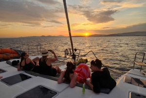 Atenas: Excursión en Catamarán por la Riviera con Comida y Bebidas Frescas