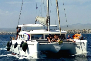 Atenas: Excursión en Catamarán por la Riviera con Comida y Bebidas Frescas