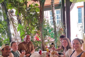 Atene: fuga sulla riviera, nuoto al lago Vouliagmeni e assaggi locali