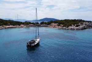 Athens Riviera: Private Luxury Sailing Cruise with Lunch