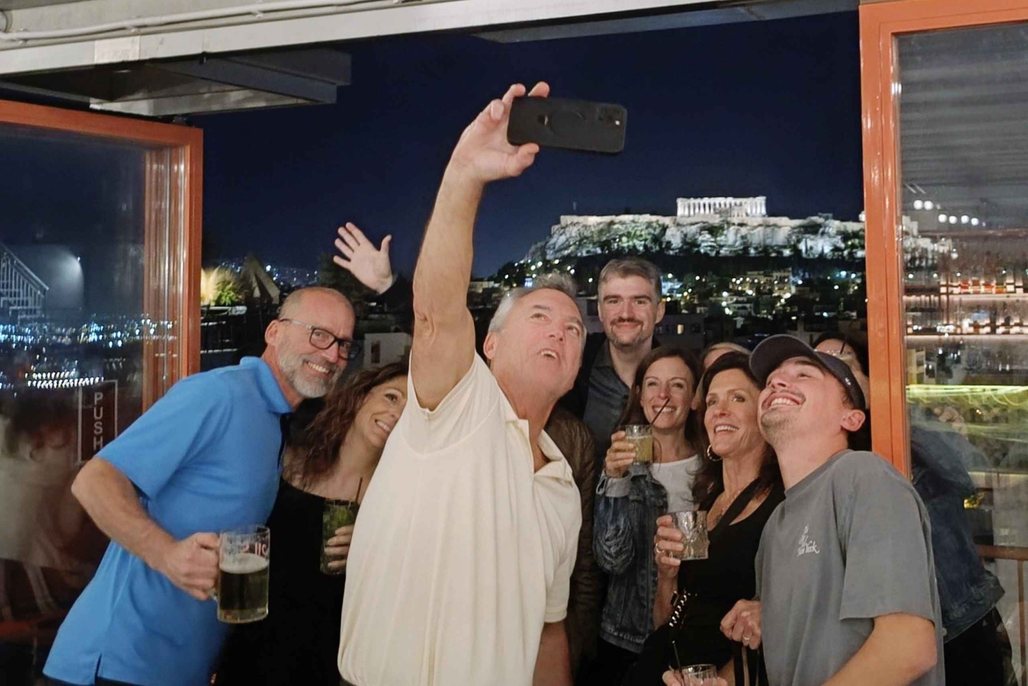 Ateena: Pubikierros katolla, näkymät Akropoliille ja bileet