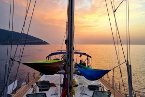 Solnedgangscruise med seiling og gastronomi i Athen, privat