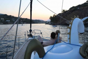 Solnedgangscruise med seiling og gastronomi i Athen, privat