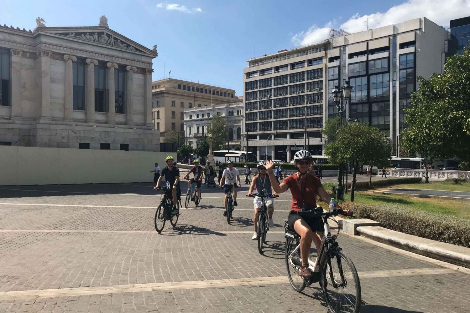 A velha e a nova Atenas com comida de rua em uma bicicleta elétrica