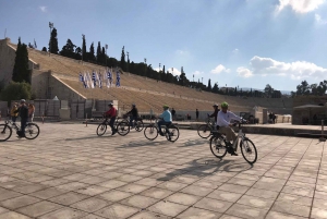 Stare i nowe Ateny z ulicznym jedzeniem na rowerze elektrycznym