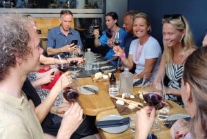 Athen: Kleingruppen-Weinverkostungstour mit Aperitifs