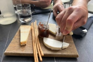 Athen: Kleingruppen-Weinverkostungstour mit Aperitifs