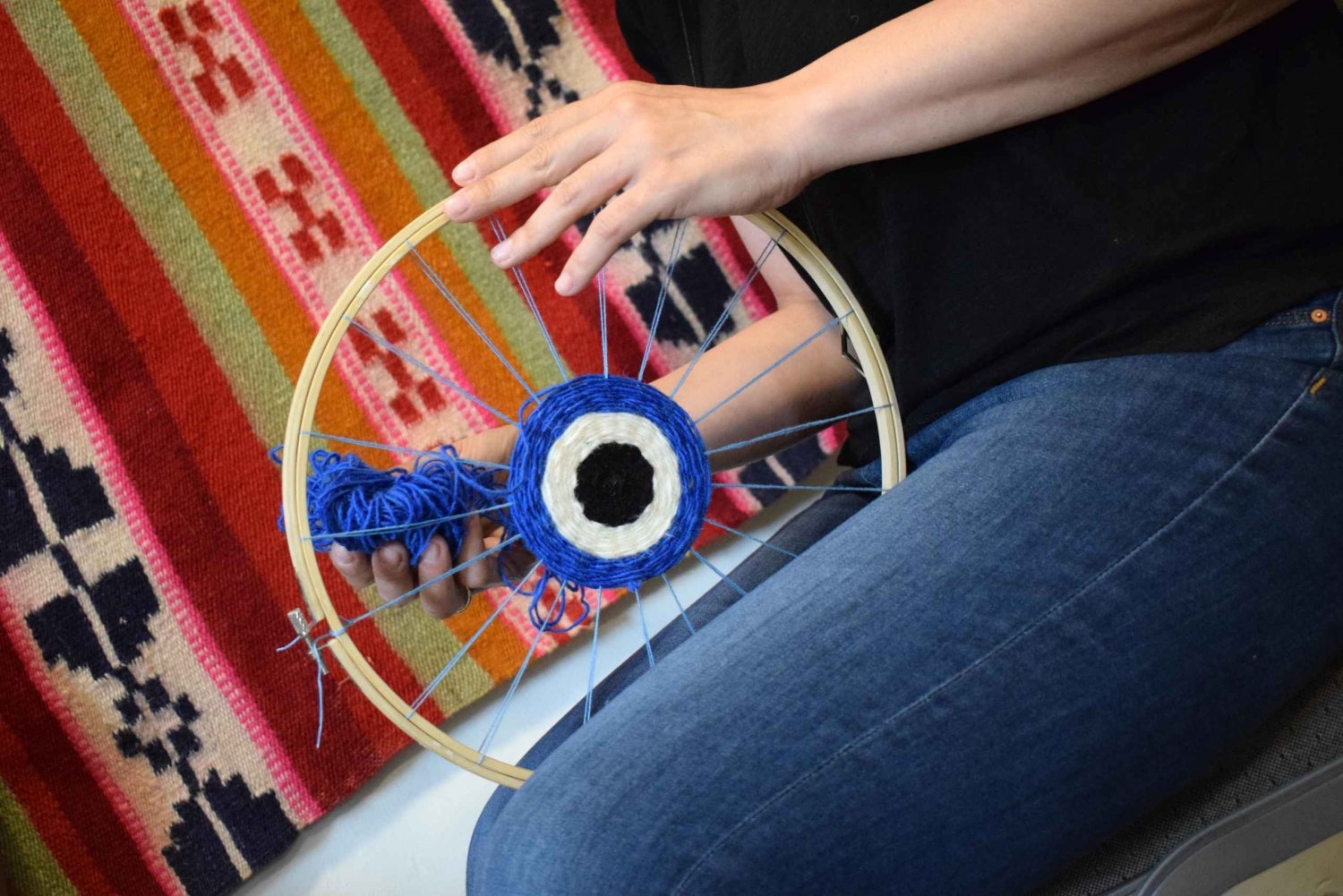 Афины: мастер-класс по плетению «злого глаза» с греческим чаем