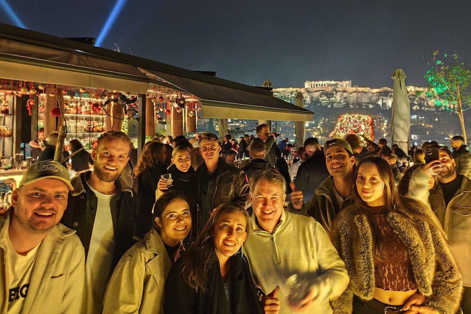 Atene: pub crawl sui tetti con vista sull'Acropoli e festa