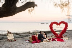Proposta di matrimonio in spiaggia con picnic nella riviera ateniese