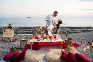 Proposta di matrimonio in spiaggia con picnic nella riviera ateniese