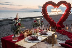 Proposta di matrimonio in spiaggia con picnic nella riviera ateniese