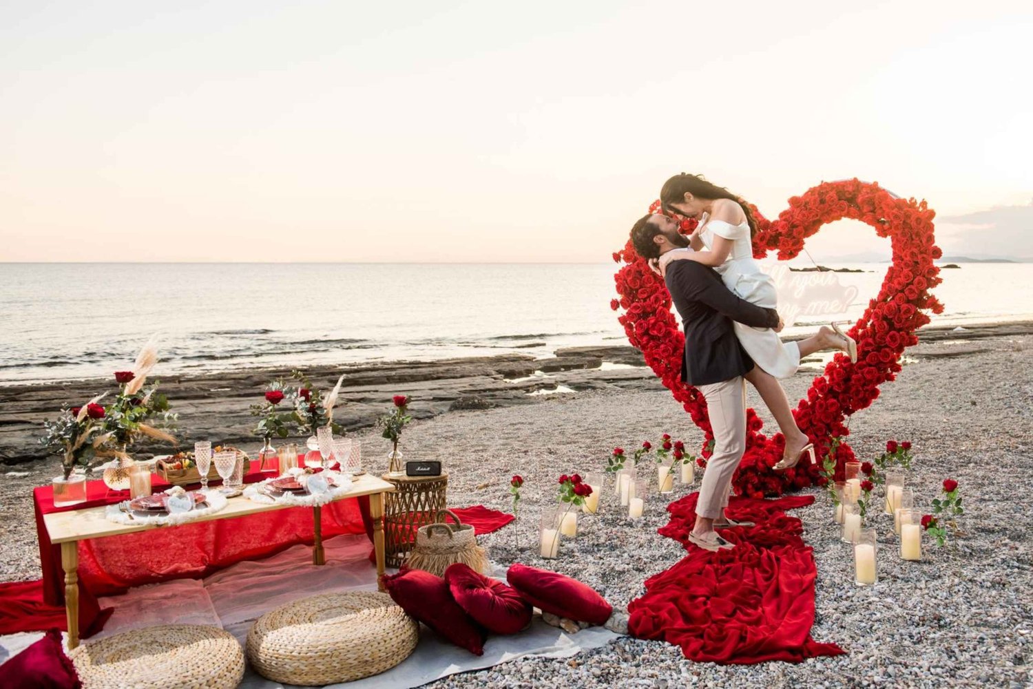 Propuesta de boda en la playa con picnic en la Riviera Ateniense