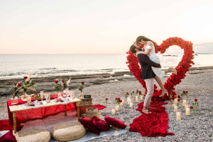 Heiratsantrag am Strand mit Picknick an der Riviera von Athen