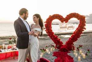 Heiratsantrag am Strand mit Picknick an der Riviera von Athen