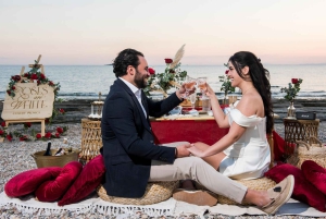 Heiratsantrag am Strand mit Picknick an der Riviera von Athen