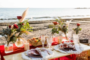 Heiratsantrag am Strand mit Picknick an der Riviera von Athen
