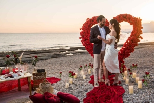 Heiratsantrag am Strand mit Picknick an der Riviera von Athen