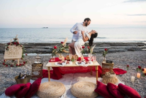 Heiratsantrag am Strand mit Picknick an der Riviera von Athen