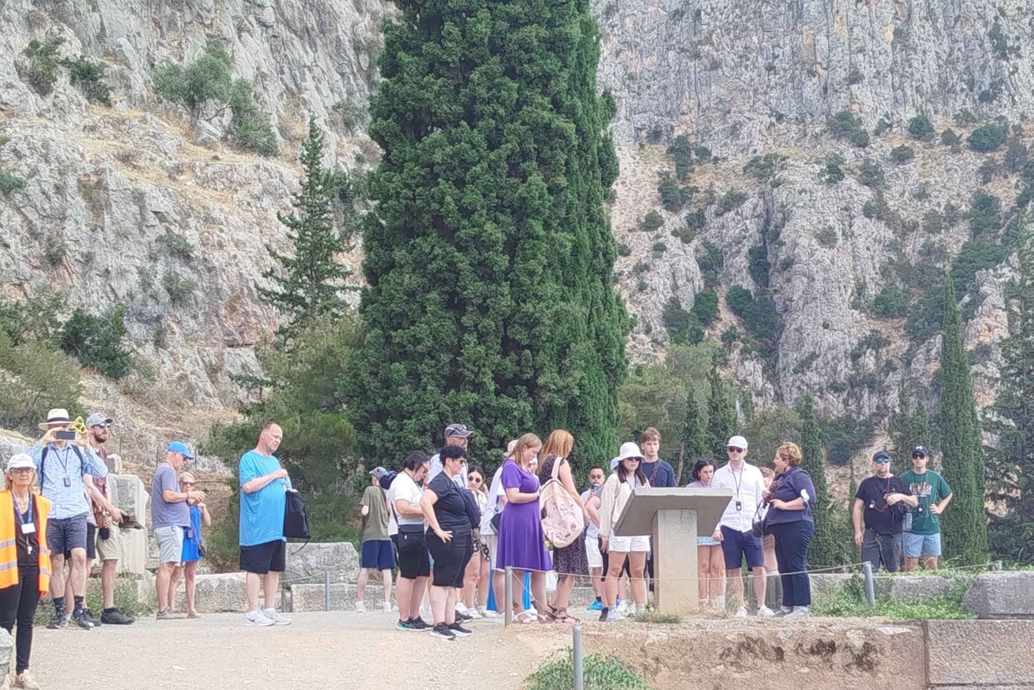 ガイド、チケット、宿泊、ホテル送迎付きのデルフィ2日ツアー