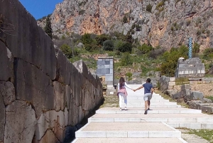 Однодневная экскурсия: Дельфийский оракул и Древний Коринф.