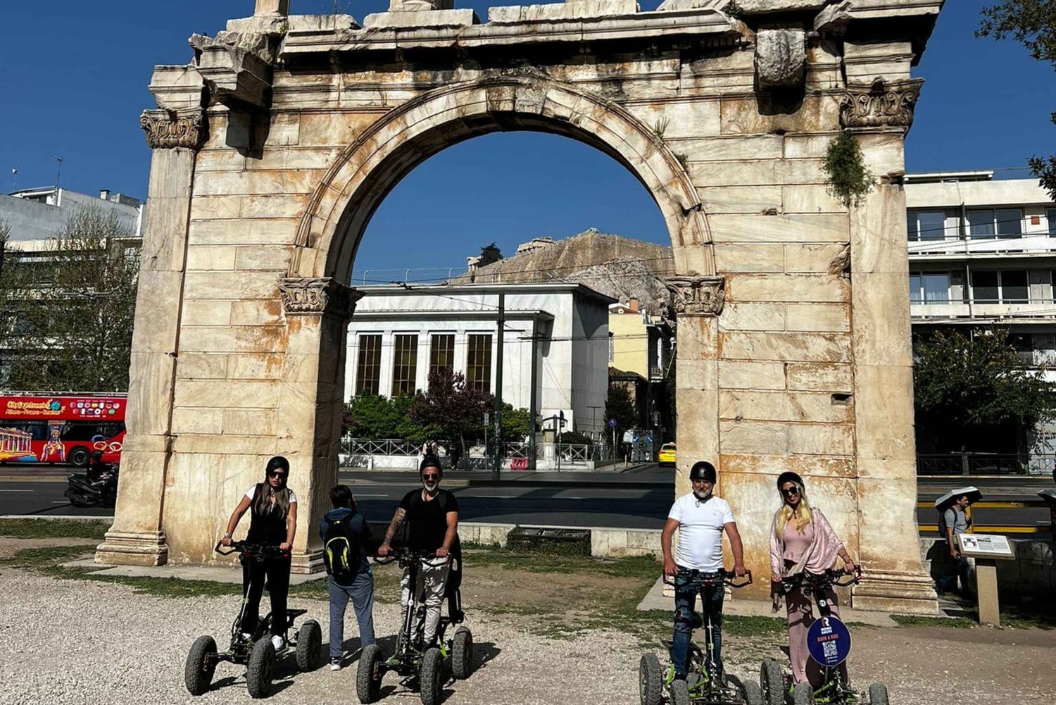 4輪のEZRaiderガイド付きシティツアーでアテネを探索しましょう。