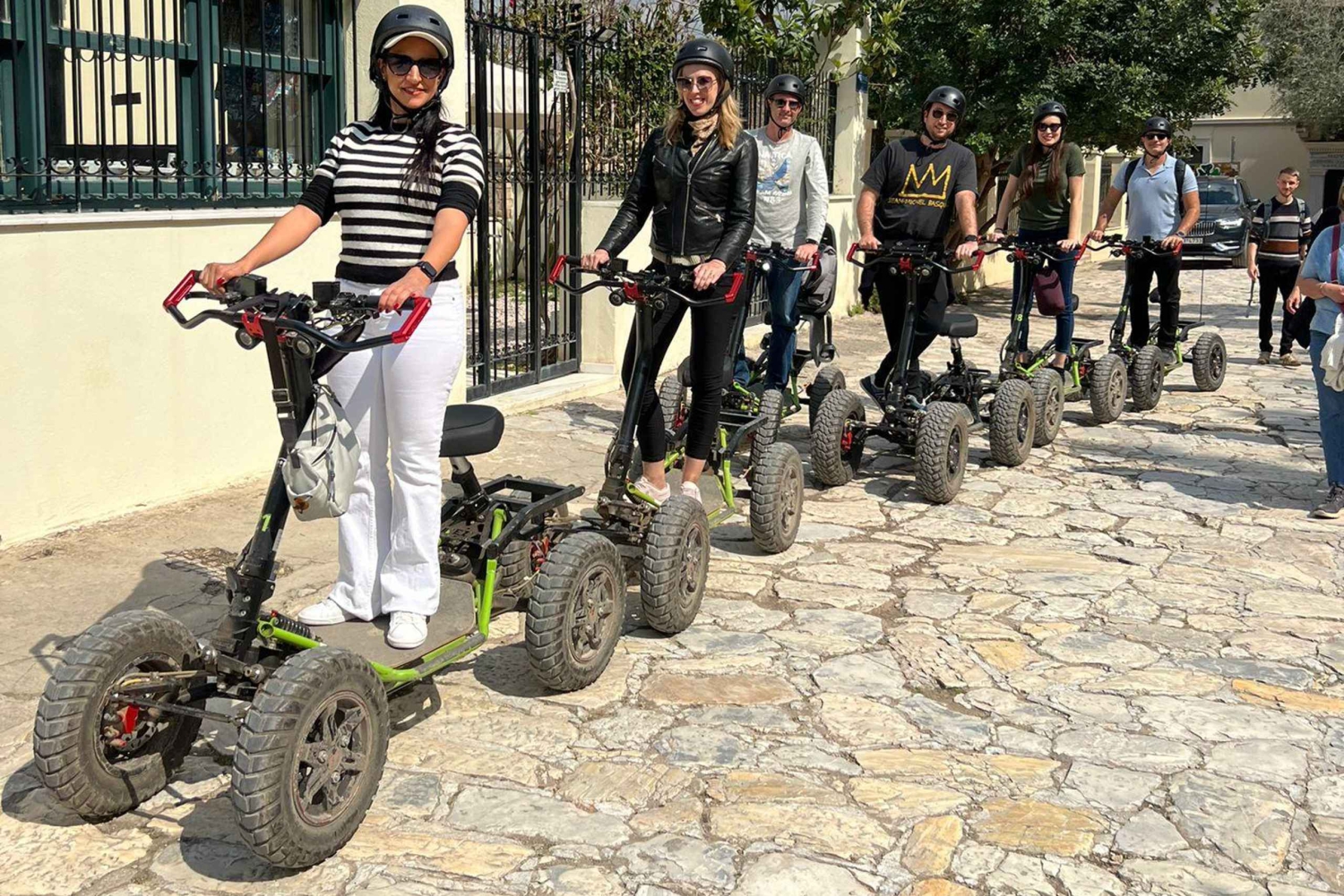 4輪のEZRaiderガイド付きシティツアーでアテネを探索しましょう。