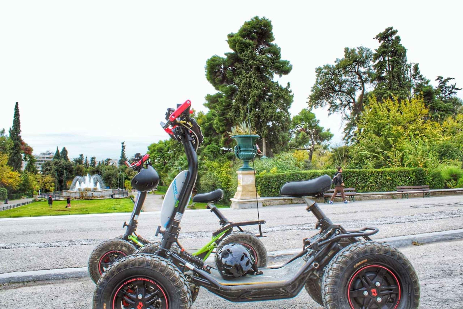 4輪のEZRaiderガイド付きシティツアーでアテネを探索しましょう。